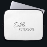 Enkel Contemporary för svart och vit Elegant Moder Laptop Fodral<br><div class="desc">Modern svart och vitt laptop sleeve med en enkel och minimal personlig med ditt namn i ett skript för elegant och contemporary sans serif-teckensnitt.</div>