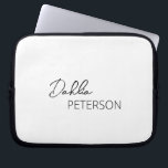 Enkel Contemporary för svart och vit Elegant Moder Laptop Fodral<br><div class="desc">Modern svart och vitt laptop sleeve med en enkel och minimal personlig med ditt namn i ett skript för elegant och contemporary sans serif-teckensnitt.</div>