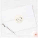 Enkel Cream Modern Bröllop Runt Klistermärke<br><div class="desc">Elegant bröllop-klistermärken med enkel och minimal layout med "Vi gör" i en contemporary-skripttypografi. En klassisk design med modern beröring.</div>