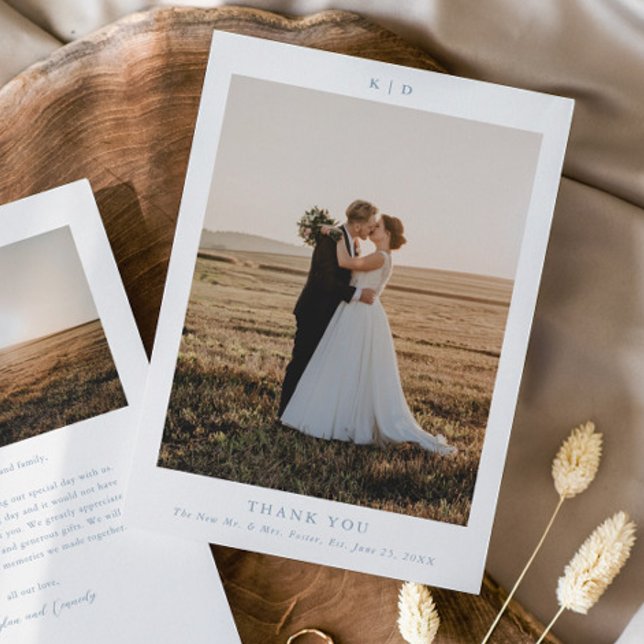 Enkel Dammig Blå Elegant Bröllopsfoto Tack Kort (Simple Monogram Dusty Blue Wedding Photo Thank You Cards.)