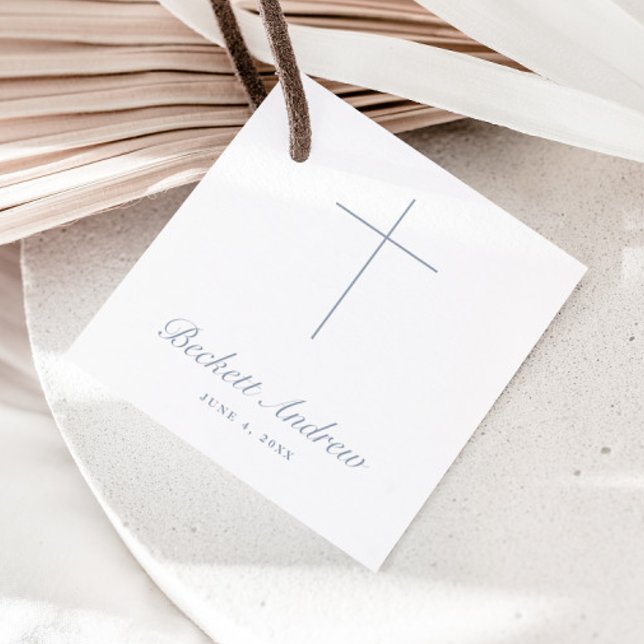 Enkel dammig blå kors dop script gåvor etiketter (Simple cross, elegant dusty blue script boys baptism favor tags.)