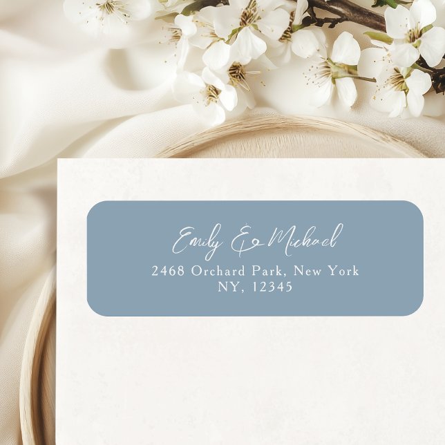 Enkel Dammtorblue Skrift Bröllopsreturadress Returadress Etikett (Elegant and minimal white  typography on dusty blue background - a timeless classic)