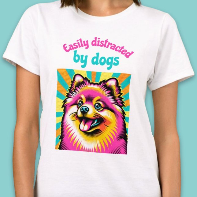 Enkel distraherad av hundar popkonsskjorta t shirt (Easily distracted by dogs pop art pom shirt)
