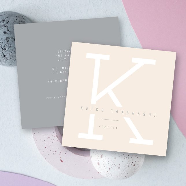 Enkel, djärv monogram, modern, minimalistisk stil fyrkantigt visitkort (Simple Bold Monogram Modern Minimalist Stylist Square Business Card @ zazzle.com/color_therapy)