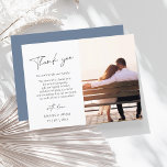 Enkel Dusty Blue Script Photo Bröllop Tack Vykort<br><div class="desc">Ett enkelt Dusty Blue Script Photo Bröllop - tack för ditt kort - Modern elegans med Personlig Typografi. Ta till dig kärnan i din kärlek-berättelse med våra elegant bröllop-tackkort som innehåller en minimalistisk design med en charmig dammig blått baksida. Lägg till en personlig beröring till firande genom att införliva ditt...</div>