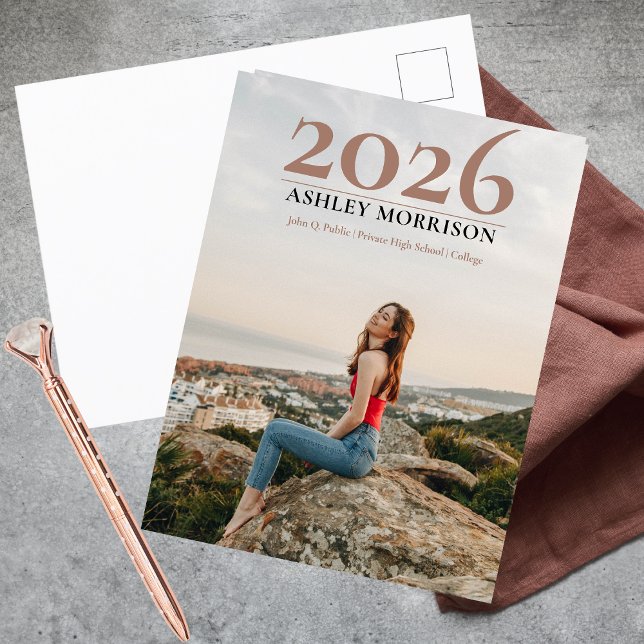 Enkel Elegant 2026 Foto Terrakotta Examen Vykort (Simple Classy 2026 Photo Terracotta Graduation Announcement Postcard)