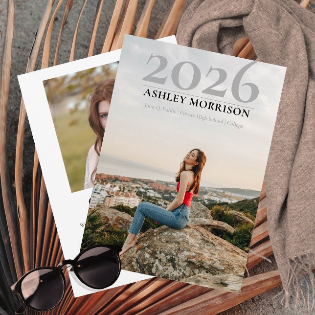 Enkel Elegant 2026 Två Foto Examen Inbjudningar (Simple and Classy 2025 Two Photo Collage Graduation Announcement - Print | Download)