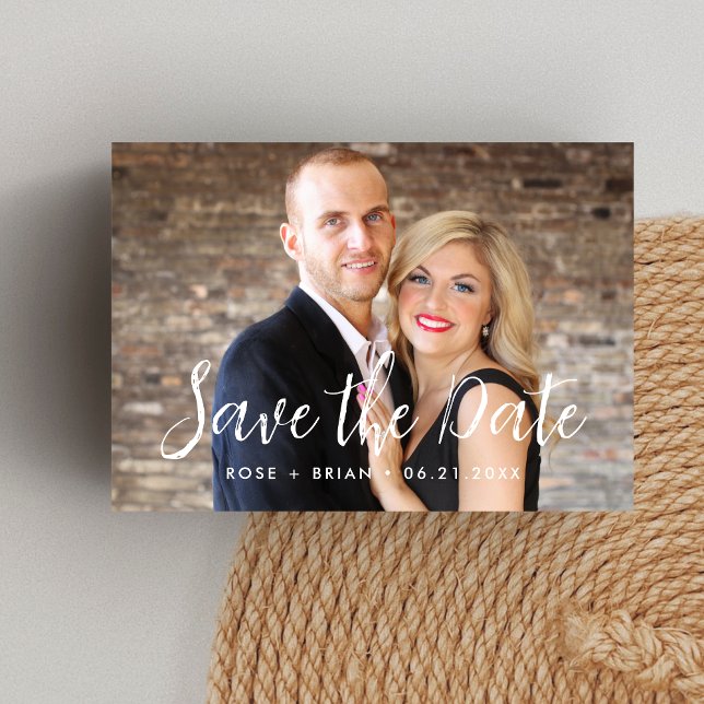 Enkel Elegant Foto Bröllop Rädda Datum Inbjudan (Simple elegant photo save the date invitation shares your love story with timeless charm.)