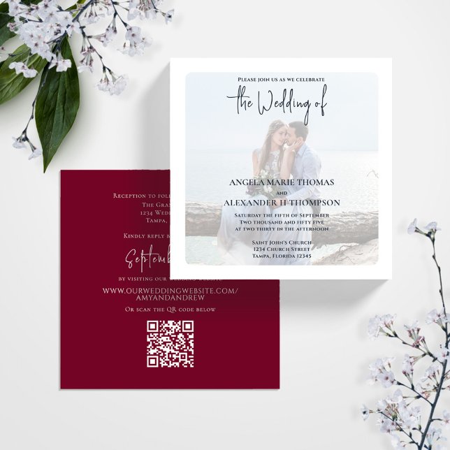 Enkel Elegant Foto Minimal Burgundy QR-kodOSA Inbjudningar (Elegant simple square photo wedding invitation with burgundy colors and QR code. )