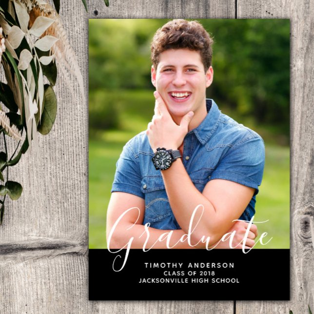 Enkel Elegant Fotoexamen Vertikal | Svart Inbjudningar (Black Simple Elegant Photo Graduation Vertical Announcement)