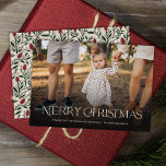 Enkel Elegant God jul Blommigt bakåt Julkort<br><div class="desc">Det här vackra helgdag har snyggt, modern typografi på grund, läsning, "God jul" i elfenben. Med övertäckningen för övertoning av mörk kan texten stå emot alla foton. Kortets baksida innehåller en blommigt i hand plockade och grönt mönster i det traditionella färger med djup grönt, burgundröd och elfenben över en sandbeige...</div>