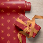 Enkel elegant guld snöflingor röd jul presentpapper<br><div class="desc">Det minsta pappra omslaget av guld koppar snöflingor mönster i elegant i julklapp.</div>
