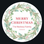 Enkel Elegant krans Joy Modern jul Runt Klistermärke<br><div class="desc">Elegant juldekal med "God jul" tillsammans med din familj namn och år i rött omgivet av en grön krans. De här helgdag gör underbara kuvertförseglingar för dina julkort eller som märkre.</div>