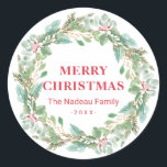 Enkel Elegant krans Joy Modern jul Runt Klistermärke<br><div class="desc">Elegant juldekal med "God jul" tillsammans med din familj namn och år i rött omgivet av en grön krans. De här helgdag gör underbara kuvertförseglingar för dina julkort eller som märkre.</div>