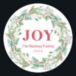 Enkel Elegant krans Joy Modern jul Runt Klistermärke<br><div class="desc">Juldekalen i elegant med "JOY" tillsammans med din familj namn och år i rött omgiven av en grön krans. De här helgdag gör underbara kuvertförseglingar för dina julkort eller som märkre.</div>
