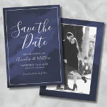 Enkel Elegant, marinblå Spara datum Bröllop Inbjudningar<br><div class="desc">Den här enkla och elegant Save the Date bröllopsinbjudan innehåller en marin blå vattenfärgsbakgrund med vitt typsnitt och vitt ram. Med den här designen kan du anpassa färg, när vattenfärgen placeras vid färgadens bakgrund. Överst visas "Spara datumet" på en framträdande plats i stor och fet skriptcalligrafi, kompletterad med klassisk serif-typografi...</div>