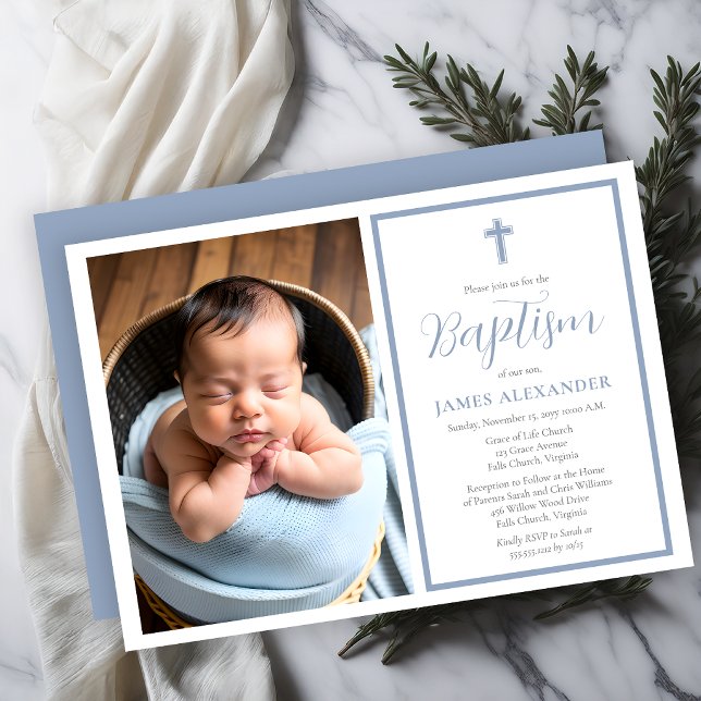 Enkel Elegant Minimalistisk Blå Pojke Foto Dop Inbjudningar (Minimalist blue baptism invitation with baby photo and classic cross design)