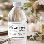 Enkel Elegant - minimalistiskt Bröllop Tack Vattenflaskor Etikett<br><div class="desc">Dessa vackra vattenflaskor är perfekt för mottagning, repetitionsmiddag eller någon annan del av firande i bröllop. De har en enkel minimalistisk utformning med svart elegant-skript med text på en vit bakgrund med ett tunt svart gräns runt kant. Texten lyder: Tack för att ni firar med oss. Det finns utrymme för...</div>