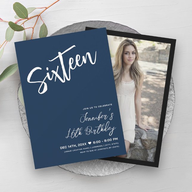 Enkel Elegant Modern Navy Blue Sweet 16-skript Inbjudningar (Simple Elegant Modern Navy Blue Sweet 16 Script Invitation)
