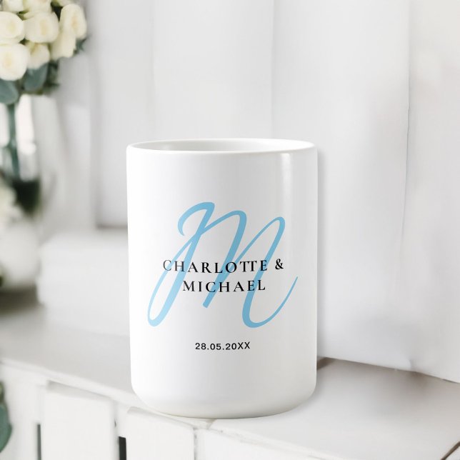 Enkel, elegant, monogram bröllop kaffemugg (Simple, elegant, monogram wedding coffee mug.)