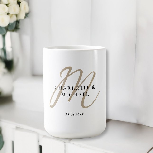 Enkel, elegant, monogram bröllop kaffemugg (Simple, elegant, monogram wedding coffee mug.)