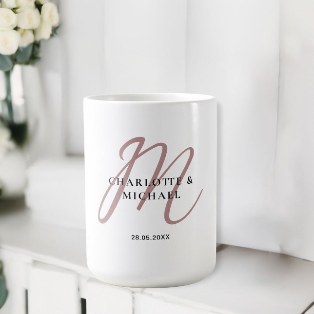 Enkel, elegant, monogram bröllop kaffemugg (Simple, elegant, monogram wedding coffee mug.)