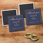 Enkel Elegant Mörk blått Bröllop Tack Magnet<br><div class="desc">Enkel Elegant Mörk blått Bröllop Tack. Elegantens magnet är en underbar bröllopsförmån för dina gäster i bröllop. Mörk blått bakgrund med text i ett modernt skript. Du kan enkelt anpassa all text - anpassa den med brickans namn,  trimningsdatum namn och bröllop.</div>
