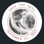 Enkel Elegant och foto | QR-kod Bröllop Runt Klistermärke<br><div class="desc">Minnesfira din kärlek-artikel med eleganten "Spara datummärket"! Med minimalistisk text och en tidlös design är det perfekten att informera gästerna om ditt kommande bröllop. Oavsett om du skickar ut inbjudan eller lägger till en personlig beröring till gåvor är det här klistermärket ett enkelt sätt att göra din speciella dag oförglömlig....</div>