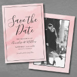 Enkel Elegant Rosa Bröllop spara datum Inbjudningar<br><div class="desc">Den här enkla och elegant Save the Date bröllopsinbjudan innehåller en rosa vattenfärgsbakgrund med svart typsnitt. Med den här designen kan du anpassa färg, när vattenfärgen placeras vid färgadens bakgrund. Överst visas "Spara datumet" på en framträdande plats i stor och fet skriptcalligrafi, kompletterad med klassisk serif-typografi och skriptaccenter för resten...</div>