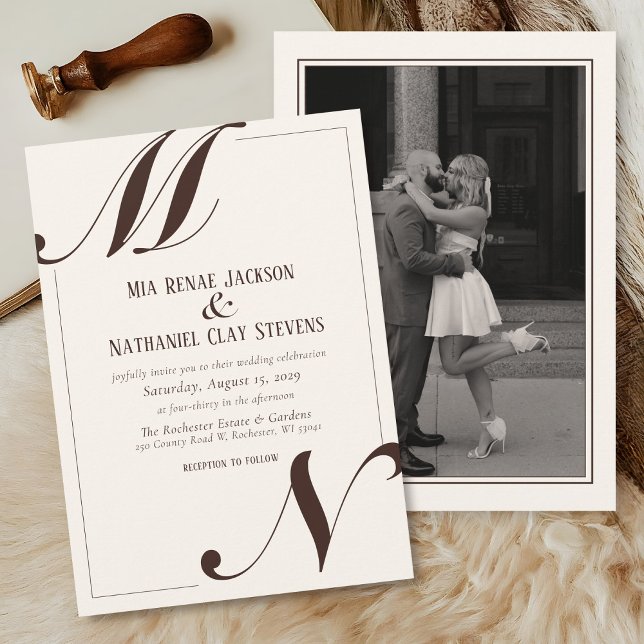 Enkel Elegant Skrift Elfenben & Brun Foto Bröllop Inbjudningar (Elegant modern simple ivory and mocha brown script typography initials classic photo wedding invite )
