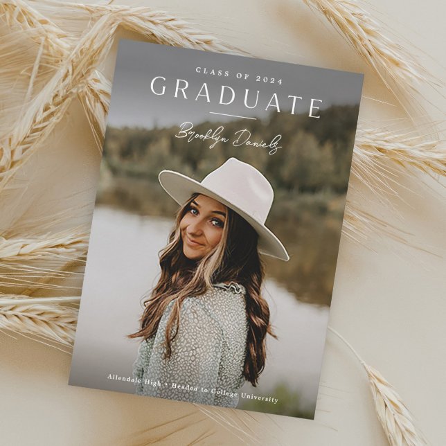Enkel Elegant Skriptnamn Foto Examen Inbjudningar (Simple Typography Overlay with Script Name 2 Photo Graduation Announcement Invitations.)