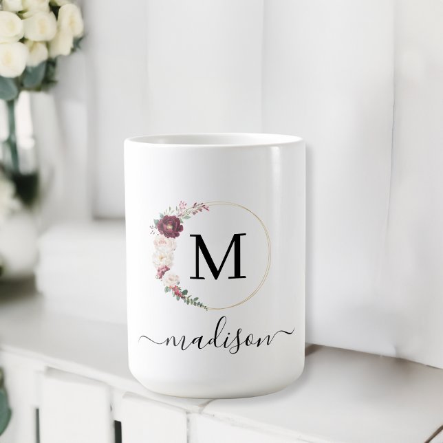 Enkel, elegant, skriptteckensnitt, monogram kaffemugg (Customer-specific, classic, elegant, script font, flower-circle, monogram - name - mug. )