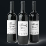 Enkel Elegant Svartvitt Bröllop Tack Vinflaska Etikett<br><div class="desc">Dessa märken bröllop vin flaska är perfekt för att tacka speciella gäster, familjer eller medlemmar av er brudens sida. Den svarta och vita designen är enkel men ändå elegant med äldre skript som läser Tack för att fira med oss. Det finns utrymme för parets namn, datumet bröllop och typen av...</div>
