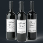 Enkel Elegant Svartvitt Bröllop Tack Vinflaska Etikett<br><div class="desc">Dessa märken bröllop vin flaska är perfekt för att tacka speciella gäster, familjer eller medlemmar av er brudens sida. Den svarta och vita designen är enkel men ändå elegant med äldre skript som läser Tack för att fira med oss. Det finns utrymme för parets namn, datumet bröllop och typen av...</div>