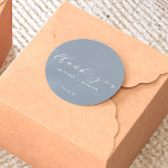 Enkel Elegant Tack Dusty Blue Runt Klistermärke<br><div class="desc">Den här enkla kalligrafin tackar dig med briden och brudgummen namn tillsammans med datumet.</div>