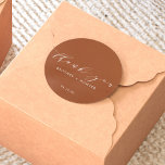 Enkel Elegant Tack Terracotta Runt Klistermärke<br><div class="desc">Vi presenterar det enkla, Elegant Tack Classic Round Sticker! Det här klistermärket är inte bara en produkt, det är ett tidlöst uttryck för tacksamhet. Den exekutiva blandningen av underskattad chic och klassiskt inslag höjer inte bara synlocket utan ger också en personlig beröring till dina bröllopsfavoriter. Så försegla dina bröllop-kuvert eller...</div>