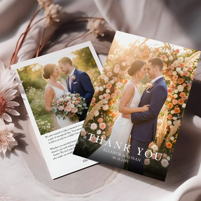Enkel Elegant Tryckt Överlappning 2 Bröllopsfoto Tack Kort (Wedding Thank You card with simple elegant printed text overlay)