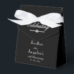 Enkel Elegant, valfri Bröllop-årsdag, anpassad Presentaskar<br><div class="desc">Enkel Elegant, valfri svart favoritruta för Bröllop-Personligens Chic på årsdagen. Elegant personlig Bröllop-årsdagen Favor med Bride och Groom Namn och Giftermål, som du kan ändra till vilket årsdatum som helst. Klicka på Anpassa den här mallen om du snabbt och enkelt vill anpassa favoritrutan för Bröllop-årsdagen. 30 dagars återbetalningsgaranti. Fraktaser över...</div>