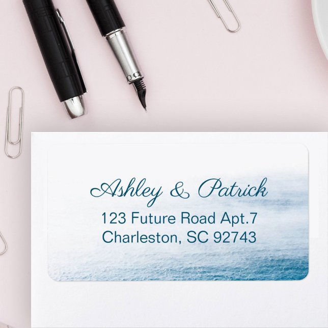 Enkel Elegant Vinkara havets havsområden Adressetikett (Envelope with a label featuring cursive names "Ashley & Patrick" and an address with ocean waves)
