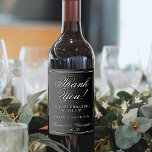 Enkel Elegant vit på Svarta Bröllop Tack Vinflaska Etikett<br><div class="desc">Dessa märken bröllop vin flaska är perfekt för att tacka speciella gäster, familjer eller medlemmar av er brudens sida. Den vita svarta designen är enkel men ändå elegant med lacy-skript som läser Tack för att fira med oss. Det finns utrymme för parets namn, datumet bröllop och typen av vin eller...</div>