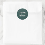 Enkel Emerald Grönt Modern Bride and Groom Runt Klistermärke<br><div class="desc">Projicera en känsla av modern enkelhet med den här snyggten enkla brid- och groomdekordekdesignen i det populära färg-valet - framväxande grönt med lätt text. Namn från bruden och brudgummen är formaterat med fet stil, med en stor snyggt som går med namn. Dessa klistermärken finns i liten 1/2-tumsdiameter storlek och större...</div>
