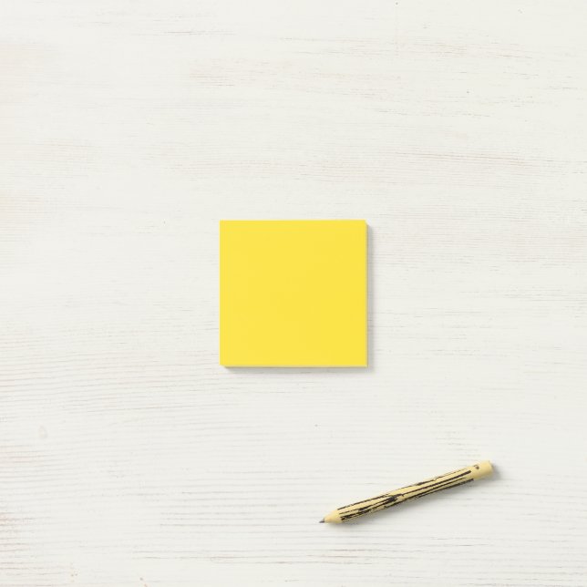 Enkel enfärgad gul post-it block (På skrivbordet)