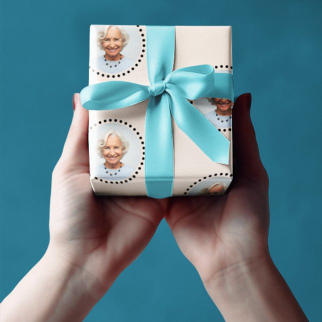 Enkel felfri Chic, redigerbar rundfoto-polka punkt Presentpapper (This funny and chic wrapping paper features a round polka dot framed photo repeating pattern.)