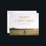 Enkel fetstilbild Foto Modern jul Helg Vykort<br><div class="desc">Modern minimalistisk julvykort med enkel och minimal design med "God jul" i fet stil tillsammans med din familj namn i ett elegant-skript över ditt favoritfoto. Mallen innehåller ett övertäckt övertoning för att säkerställa att texten är lätt att läsa över bild och kan tas bort i verktyg för designredigering. Baksidan har...</div>