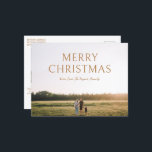 Enkel fetstilbild Foto Modern jul Helg Vykort<br><div class="desc">Modern minimalistisk julvykort med enkel och minimal design med "God jul" i fet stil tillsammans med din familj namn i ett elegant-skript över ditt favoritfoto. Mallen innehåller ett övertäckt övertoning för att säkerställa att texten är lätt att läsa över bild och kan tas bort i verktyg för designredigering. Baksidan har...</div>