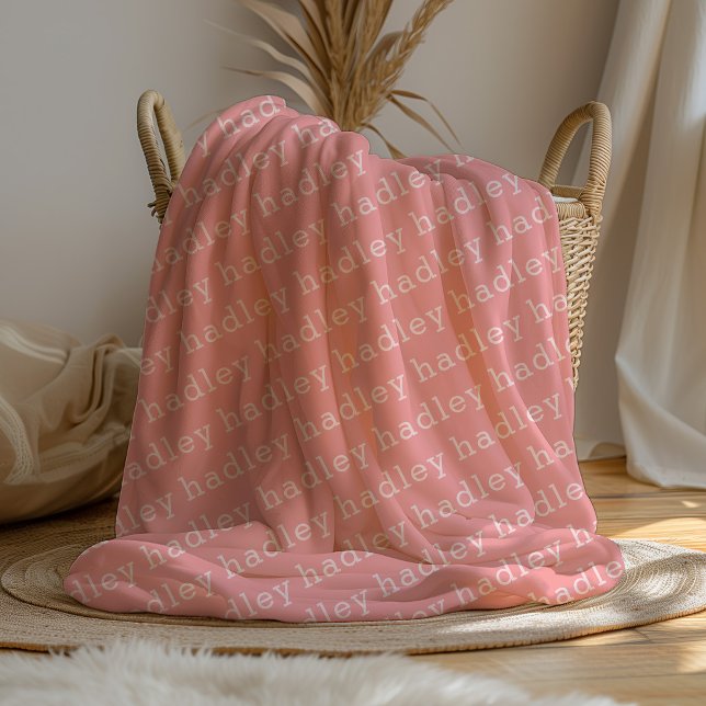Enkel filt med typsnittsnamn (A personalized pink name blanket.)