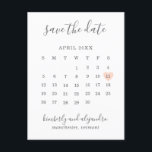 Enkel Fjäril Hjärtkalender Bröllop Spara Datum Meddelande Vykort<br><div class="desc">Modern "spara datum"-postkort med en enkel kalender i mjuk grå färg med orden "Spara datum" och era namn i ett elegant handskriftsfont och ett pastell peachfärgat hjärta runt datumet, på en vit bakgrund. Lägg till er returadress och personliga meddelande på baksidan. DESIGNTIP: För en kolumn som inte har ett datum...</div>