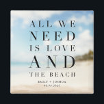 Enkel fördel för Beach-bröllop Magnet<br><div class="desc">Enkelt badbröllop gynnar magneter med talesättet "Allt vi behöver är kärlek och stranden". Anpassad med datum för namn och bröllop.</div>