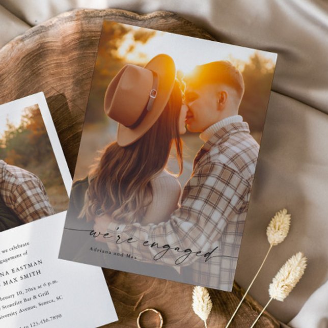 Enkel Förlovning för skript 2 Photo Bröllop Inbjudningar (Elegant Handwritten Script 2 Photo Engagement Photo Announcement Invitation.)