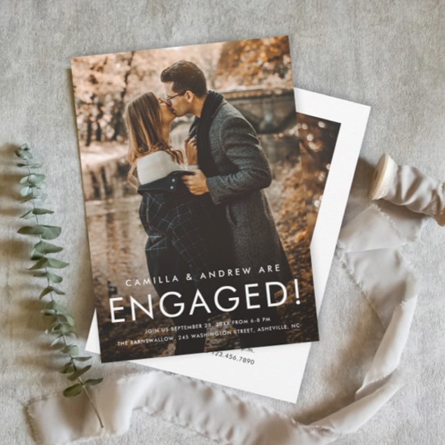 Enkel Förlovningsfest av typ 2-foto-Bröllop Inbjudningar (Simple Photo Wedding Engagement Party Invitation with Modern Typography Overlay.)